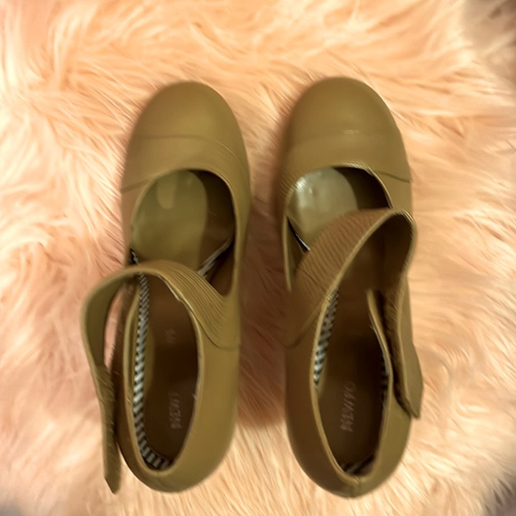 Newport News Camel Swing Pump, Heel New, Size 8 - Picture 1 of 10